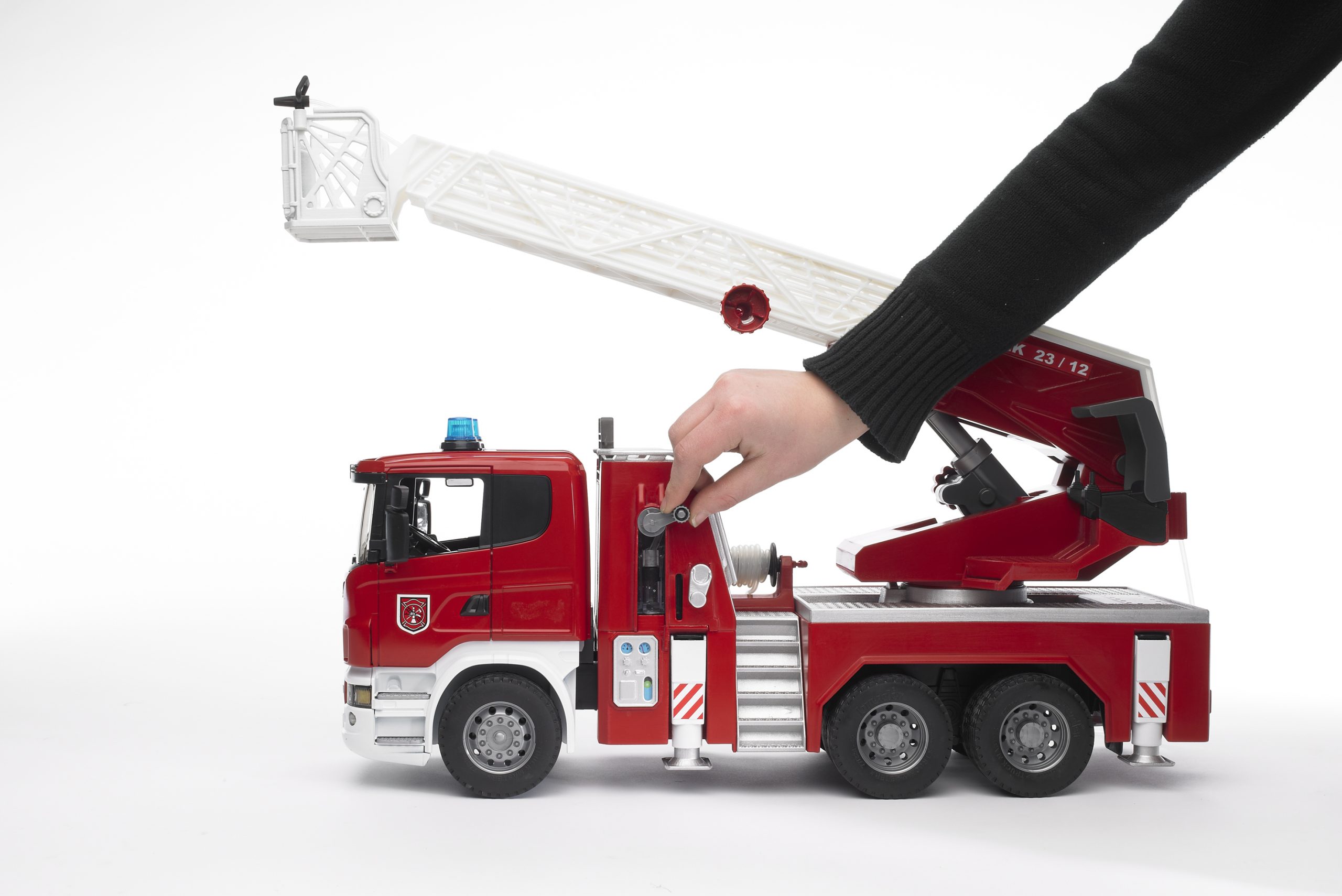 Camião dos Bombeiros Scania Bruder com Escada, Bomba de Água com módulo de luz e som!